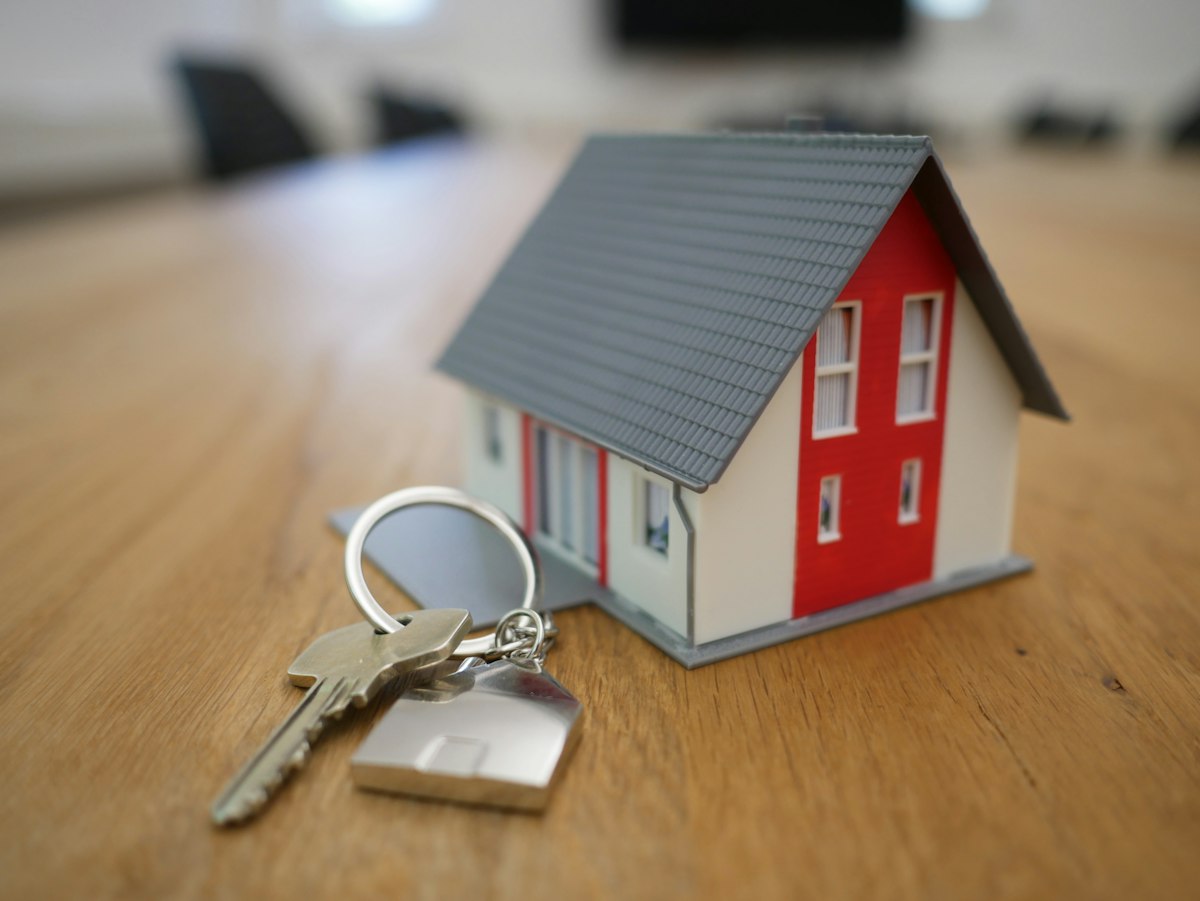 Construction Shrinks Fourth Month as Private Housebuilding Slows